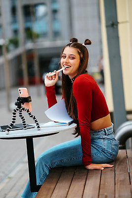 포토 JPG 해외이미지 직업 학생 비즈니스 성공 휴식 거리 한명 앉기 야외 여름 스터디 햇빛 식당 공책 카페 타이핑 업무 작음 경영자 대학교 멀리 온라인 블로거 프리랜서 해외202309 해외포토 1 계절 컨셉 학교 모션 문구용품 사람 학습 태양 상점 작업 크기 리더 파일형식