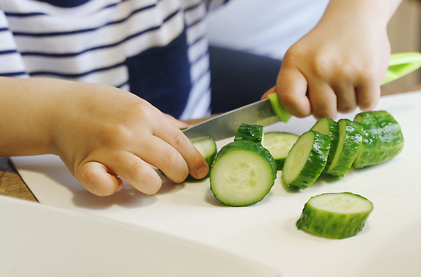 포토 JPG 해외이미지 손 어린이 음식 조각 컨셉 다이어트 채소 손가락 탁자 표면 오이 주택 도마 건강 관리 요리 사람 소년 사람없음 초록색 학습 컬러풀 주방 요리사 식사 샐러드 신선 원형 칼 작음 자르기 준비 유기농 쇼 점심식사 미니 시범 채식주의자 카피스페이스 맛있는 해외202309 해외포토 도형 직업 웰빙 교육 남자 컬러 가구 모션 주방용품 건물 신체부위 공백 크기 채식 파일형식