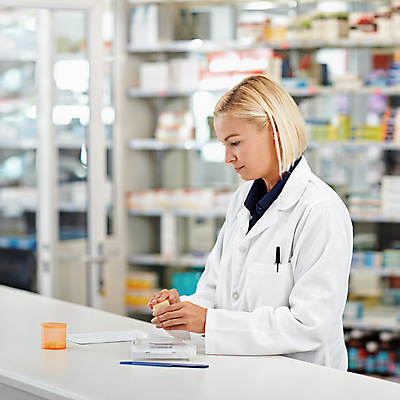 포토 JPG 해외이미지 여자 포장 실내 한명 들기 상반신 성인 옆모습 약 의료진 약국 약사 성인여자한명만 해외202309 해외포토 직업 1 뷰포인트 의학 모션 사람 내부 여자한명만 성인여자만 파일형식