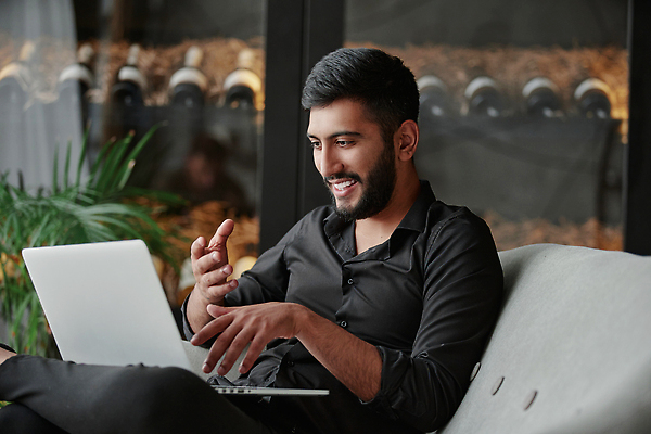 포토 JPG 해외이미지 직업 1 응시 남자 셔츠 인터넷 의자 비즈니스 사업가 통신 창문 유리 성공 휴식 선반 실내 한명 앉기 성인 내부 노트북 컴퓨터 사무실 상점 와인 공책 방 업무 작업 비즈니스맨 우아함 무선전화기 만족 경영자 안락의자 주인 독립 스타일 접근 해외202309 해외포토 시선 감정 가구 컨셉 상의 모션 재질 문구용품 주류 사람 전자제품 직장인 전화기 리더 파일형식