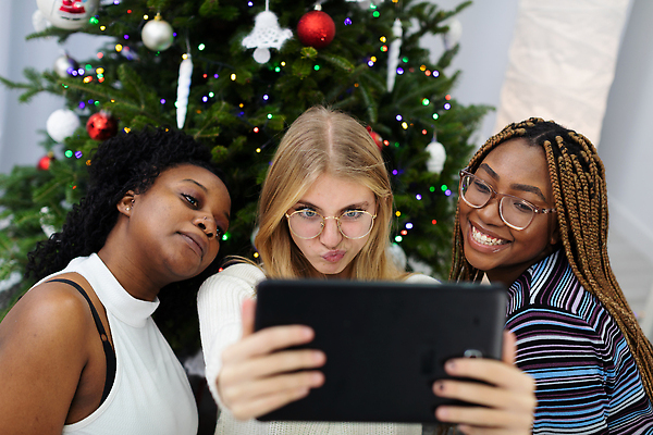 포토 JPG 해외이미지 감정 유럽 기독교 안경 크리스마스 거실 가족 휴가 함께함 사랑 웃음 앉기 장식 세명 친구 금발 알약 크리스마스트리 사진촬영 고요 우정 기쁨 축하 최고 셀프카메라 만족 평등 가문비나무 해외202309 해외포토 나무 헤어스타일 잡화 기념일 나라 종교 컨셉 관계 모션 표정 사람 약 촬영 파일형식