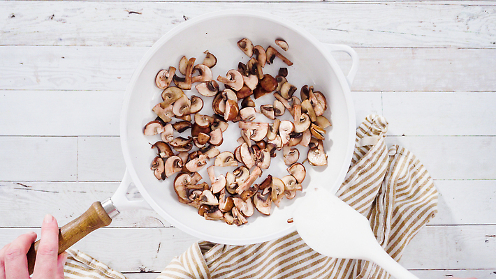 포토 JPG 해외이미지 음식 요리 사람없음 버섯 프라이팬 준비 유기농 만들기 머리위 곰팡이 플랫레이 해외202309 해외포토 웰빙 모션 주방용품 플랫 파일형식