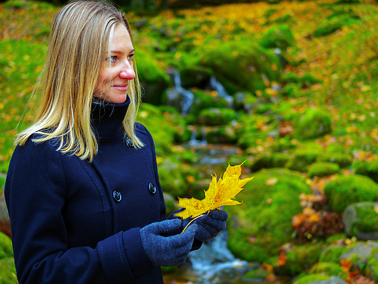 포토 JPG 해외이미지 행복 컬러 3 한명 웃음 기쁨 모임 황금 바이러스 떨어짐 흥분 추수감사절 고립 코로나바이러스 해외202309 해외포토 1 감정 기독교 컨셉 표정 사람 파일형식