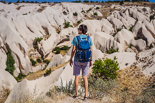 포토 JPG 해외이미지 전신 남자 여행 배낭 한명 성인 야외 뒷모습 기암괴석 성인남자한명만 튀르키예 해외202309 해외포토 1 아시아 뷰포인트 가방 사람 바위_돌 남자한명만 성인남자만 파일형식