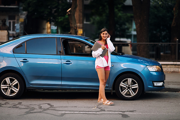 포토 JPG 해외이미지 백인 1 라이프스타일 응시 여자 행복 유럽 백그라운드 거리 갈색머리 한명 서기 사람 야외 노트북 컴퓨터 뷰티 공책 마시기 잡기 도시 업무 작업 혼자 스타일 해외202309 해외포토 서양인 헤어스타일 시선 감정 나라 모션 문구용품 생활 전자제품 파일형식