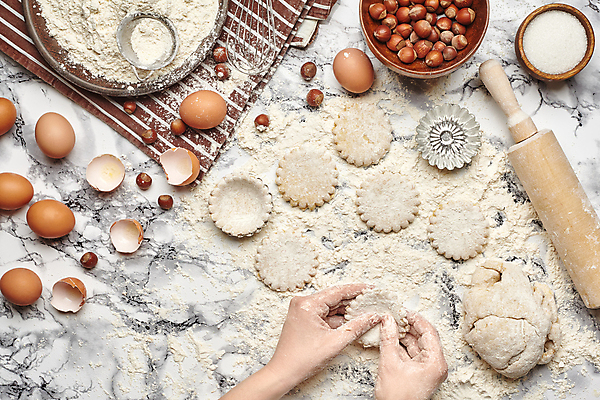 포토 JPG 해외이미지 손 실내 신체부위 하이앵글 계란 도구 지저분함 계란껍데기 반죽 밀가루 대리석 제빵 거품기 밀대 유리그릇 쿠키틀 제빵도구 헤이즐넛 해외202309 해외포토 그릇 뷰포인트 재료 유리 주방용품 사람 내부 제과제빵 알 견과류 감각 가루 파일형식