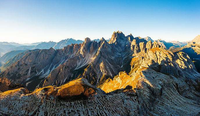 포토 JPG 해외이미지 실루엣 얼굴 여행 자연 하늘 산 안테나 그림자 사람없음 일출 환경 골짜기 이탈리아 새벽 하이킹 광선 정상 알프스 날카로움 내추럴 산악지대 드론 웅장함 전국 절정 해외202309 해외포토 자연요소 유럽 통신 레저 촬영기법 신체부위 노을 생태계 파일형식