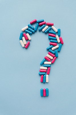 포토 JPG 해외이미지 하늘색 백그라운드 건강 사람없음 알약 물음표 비타민제 영양제 해외202309 해외포토 기호 파란색 약 비타민 파일형식