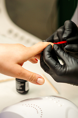 포토 JPG 해외이미지 손 장갑 백그라운드 관리 신체부위 붓 화려 손톱관리 피부 책상 매니큐어 바르기 해외202309 해외포토 잡화 가구 컨셉 모션 사람 화장품 네일아트 파일형식