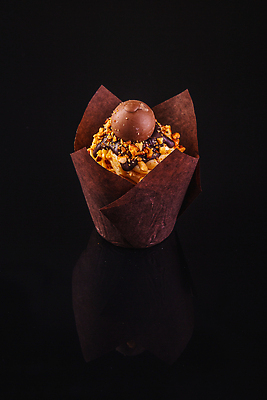 포토 JPG 해외이미지 접시 음식 다이어트 디저트 사람없음 장식 컵 갈색 파티 케이크 초콜릿 얼음 어둠 빵집 소용돌이 축하 대접 신선 달콤 맛 유혹 설탕 컵케이크 굽기 먹기 크림 땅콩 머핀 칼로리 버터 토막 반투명 페스츄리 해로움 핸드메이드 캐러멜 프로스팅 맛있는 버터크림 해외202309 해외포토 자연요소 식기 빵 컬러 컨셉 모션 건강 이벤트 상점 견과류 회오리 구이 제빵 파일형식