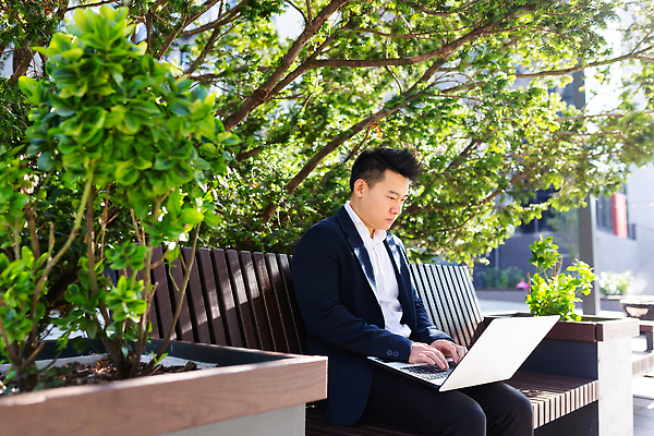 포토 JPG 해외이미지 나무 공원 남자 잎 벤치 한명 앉기 동양인 상반신 성인 야외 노트북 비즈니스맨 집중 출장 화단 성인남자한명만 해외202309 해외포토 식물 1 공공시설 컨셉 의자 비즈니스 모션 사람 인종 전자제품 직장인 남자한명만 성인남자만 파일형식