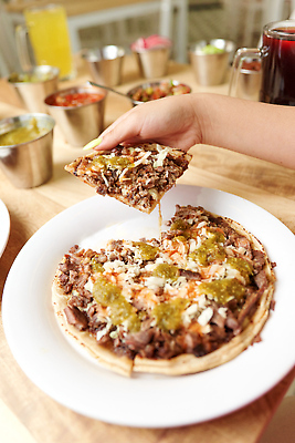 포토 JPG 해외이미지 접시 문화 음식 토마토 탁자 육류 옥수수 사람없음 목재 빨간색 초록색 목사 레몬 과카몰리 해외202309 해외포토 나무 식기 컬러 가구 채소 과일 식재료 재료 곡류 소스_음식 성직자 파일형식