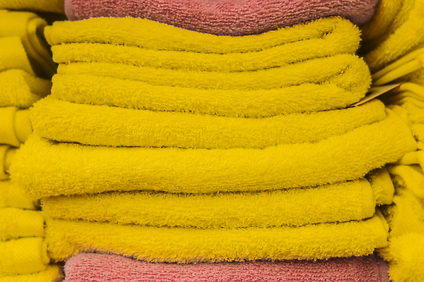 포토 JPG 해외이미지 디자인 컬러 백그라운드 신체 가정 호텔 휴식 주택 건조 건강 사람없음 내부 수건 뷰티 노란색 쌓기 우주 스파 목욕 방 욕실 직물 신선 면 고급 빨래 천 오브젝트 휴양지 질감 부드러움 솜털 고립 돌봄 샤워실 위생관리 접기 해외202309 해외포토 컨셉 가사 모션 숙소 관리 건물 위생용품 청결 장소 감각 샤워시설 파일형식