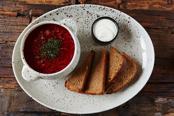 포토 JPG 해외이미지 전통 접시 음식 빵 백그라운드 다이어트 토마토 채소 탁자 파슬리 건강 마늘 육류 요리 사람없음 빨간색 초록색 주방 숟가락 검은색 식사 저녁식사 소고기 흰색 시골 뜨거움 사발 수프 먹기 크림 메뉴 양배추 뿌리 점심식사 러시아인 비트 우크라이나 전국 핸드메이드 맛있는 해외202309 해외포토 서양인 식기 유럽 컬러 가구 식재료 모션 수저 사기그릇 파일형식
