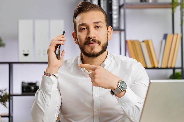 포토 JPG 해외이미지 직업 응시 남자 중동 CEO 사업가 통신 주택 직장 대화 한명 금융 노트북 스마트폰 핸드폰 사무실 세일 업무 비즈니스맨 날짜 연결 종업원 중개인 전화기 책상 서비스 상담 경영자 상업 온라인쇼핑 부름 보여주기 온라인 의사소통 제안 프리랜서 1인칭시점 해외202309 해외포토 1 시선 나라 가구 회사 비즈니스 모션 말하기 사람 건물 경제 전자제품 스마트기기 쇼핑 작업 직장인 리더 파일형식