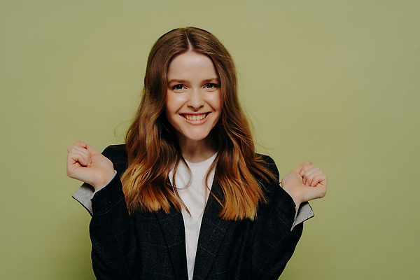 포토 JPG 해외이미지 백인 응시 여자 행복 감정 얼굴 포즈 신체 응원 성공 실내 관리 한명 서기 사람 10대 뷰티 갈색 카메라 주먹 우승 흥분 웨이브 긍정 생강 재택근무 정중 필승 표현성 해외202309 해외포토 서양인 1 시선 컬러 컨셉 채소 비즈니스 모션 청소년 내부 신체부위 전자제품 최고 파일형식