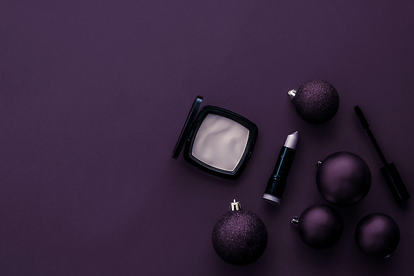 포토 JPG 해외이미지 사람없음 하이앵글 보라색 화장품 오브젝트 오너먼트 카피스페이스 해외202309 해외포토 뷰포인트 컬러 크리스마스장식 뷰티 공백 파일형식