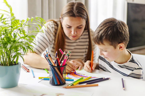 포토 JPG 해외이미지 백인 여자 교육 종이 아들 어린이 컬러 2 장난 학교 가족 상상 놀이 탁자 엄마 수업 함께함 창조 미술 사람 두명 학습 스터디 컬러풀 연필 교사 페인트 유치원 활발 아기 가르침 그리기 그림 크레파스 화가 가정교사 해외202309 해외포토 서양인 직업 가구 컨셉 관계 모션 문화예술 학용품 필기구 파일형식