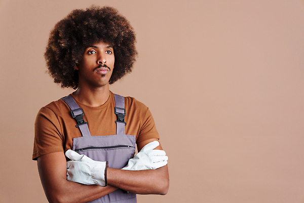 포토 JPG 해외이미지 직업 헤어스타일 응시 산업 포즈 가구 흑인 백그라운드 유니폼 비즈니스 청소년 노동자 실내 한명 안전 인종 성인 목재 인테리어 팔짱 앞치마 장비 기술자 엔지니어 수리 제조 보호 목수 서비스 목공예 작업도구 개성 장인 건축업자 독립 몽환 견습생 갈색배경 해외202309 해외포토 서양인 나무 1 디자인 시선 옷 건축 생활용품 컨셉 재료 모션 사람 내부 갈색 도구 공예 파일형식