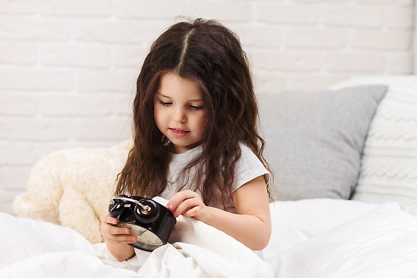 포토 JPG 해외이미지 여자 어린이 베개 한명 앉기 상반신 곰인형 침실 이불 만지기 자명종 침대 소녀한명만 해외202309 해외포토 1 인형 시계 가구 침구 모션 사람 알람 여자한명만 소녀만 파일형식