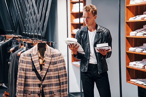 포토 JPG 해외이미지 남자 셔츠 실내 한명 들기 정장 상반신 성인 앞모습 쇼핑 고급 남성복 고민 옷가게 부티크 옷고르기 성인남자한명만 내려보기 해외202309 해외포토 1 옷 감정 뷰포인트 컨셉 상의 모션 사람 내부 상점 남자한명만 성인남자만 파일형식