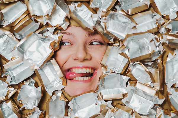 포토 JPG 해외이미지 백인 여자 행복 얼굴 음식 다이어트 디저트 사탕 한명 뷰티 갈색 과자 초콜릿 축제 표현 대접 입 달콤 맛 쓰레기 몸무게 플라스틱 설탕 먹기 입술 흥분 열정 칼로리 코코아 중독 토막 구김 식욕 영양분 해로움 많음 맛있는 비어있는 해외202309 해외포토 서양인 1 감정 음료 컬러 컨셉 모션 재질 건강 사람 신체부위 파일형식