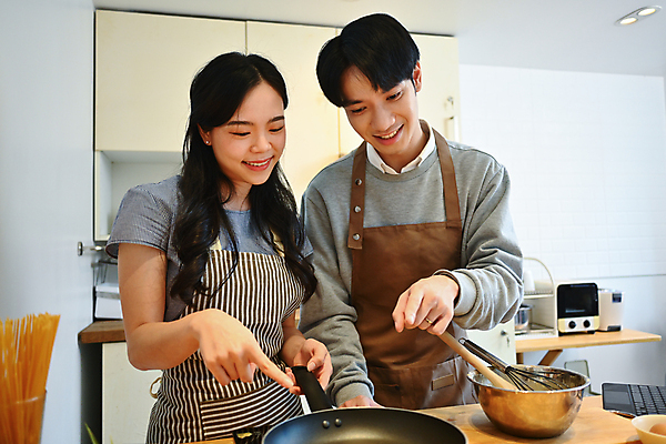 포토 JPG 해외이미지 라이프스타일 부부 여자 남자 남편 요리 상반신 성인 두명 앞모습 주방 가리킴 아내 프라이팬 성인만 해외202309 해외포토 커플 뷰포인트 주방용품 사람 손짓 생활 파일형식