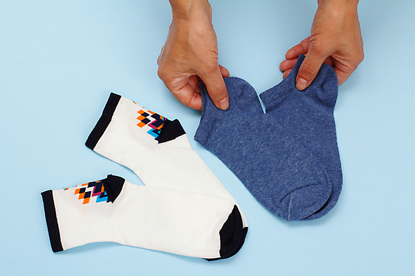 포토 JPG 해외이미지 손 하늘색 양말 신체부위 하이앵글 잡기 오브젝트 해외202309 해외포토 뷰포인트 모션 사람 파란색 파일형식