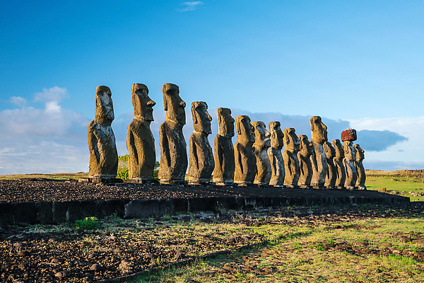 포토 JPG 해외이미지 구름 공원 조각 섬 여행 하늘 부활절 사람없음 물 세계 조각상 숫자 역사 재산 신비 태평양 칠레 천연기념물 랜드마크 옛날 전국 해외202309 해외포토 자연요소 문자 공공시설 기념일 바다 컨셉 금융 조형물 남아메리카 파일형식