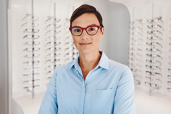 포토 JPG 해외이미지 여자 안경 실내 한명 상반신 성인 앞모습 진열장 안경점 성인여자한명만 해외202309 해외포토 1 잡화 뷰포인트 사람 내부 상점 여자한명만 성인여자만 파일형식