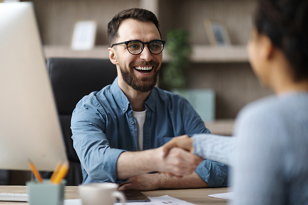 포토 JPG 해외이미지 백인 직업 라이프스타일 손 남자 유럽 안경 비즈니스 사업가 통신 악수 수염 직장 실내 한명 앉기 성인 사무실 거래 인사 업무 비즈니스맨 종업원 책상 경영자 환영 팔 고용 프리랜서 제의 밀레니얼 해외202309 해외포토 서양인 1 잡화 나라 가구 회사 모션 사람 손짓 내부 생활 신체부위 경제 구직 예절 작업 직장인 리더 채용 파일형식