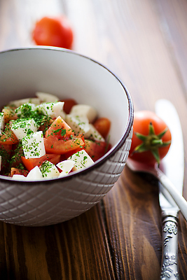 포토 JPG 해외이미지 접시 음식 백그라운드 잎 다이어트 토마토 채소 과일 재료 자연 탁자 치즈 건조 건강 요리 사람없음 목재 빨간색 초록색 식사 저녁식사 이탈리아 샐러드 신선 체리 사발 상추 먹기 허브 향신료 유기농 냅킨 날것 후추 바질 그리스인 점심식사 모짜렐라치즈 숙성 채식주의자 핸드메이드 해외202309 해외포토 서양인 나무 식물 식기 웰빙 유럽 컬러 가구 모션 유제품 사기그릇 생태계 채식 향미료 파일형식