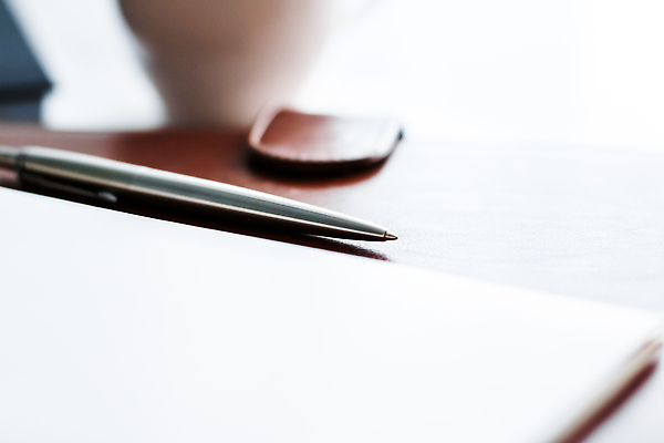 포토 JPG 해외이미지 백그라운드 사람없음 사무실 펜 공책 클래식 커피잔 해외202309 해외포토 커피 컨셉 비즈니스 문구용품 잔 필기구 파일형식