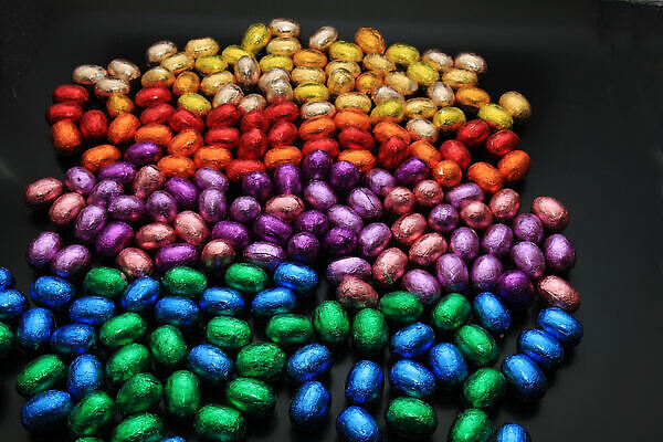 포토 JPG 해외이미지 음식 포장 사람없음 컬러풀 초콜릿 부활절계란 해외202309 해외포토 컬러 디저트 부활절 계란 파일형식