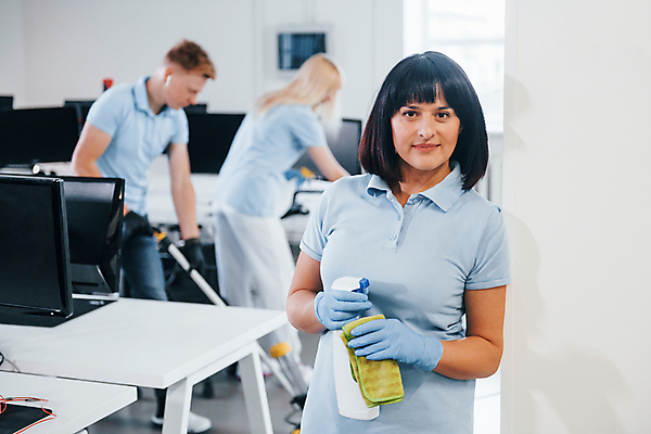 포토 JPG 해외이미지 여자 남자 들기 상반신 성인 앞모습 옆모습 세명 사무실 깨끗함 전문직 청소 분무기 걸레 청소부 성인만 청소업체 해외202309 해외포토 직업 뷰포인트 컨셉 비즈니스 모션 사람 청소도구 파일형식