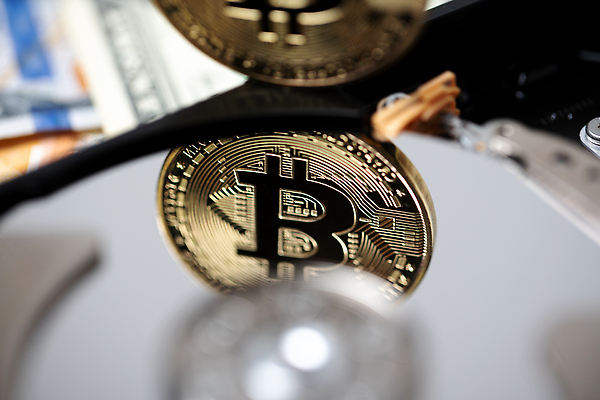 포토 JPG 해외이미지 컨셉 돈 인터넷 비즈니스 성공 미래 사람없음 야외 금융 경제 컴퓨터 디지털 동전 자료 운전 정보 성장 디스크 시장 황금 암호 USB 발굴 무역 파일 투자 전자 수납 지원 하드웨어 가상 해외202309 해외포토 산업 모션 전자제품 재산 질병 파일형식