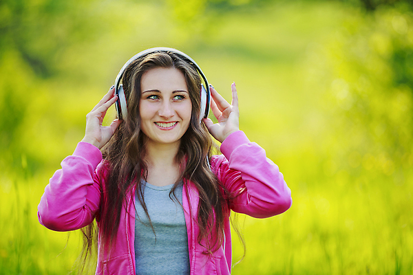 포토 JPG 해외이미지 1 라이프스타일 응시 공원 행복 음악 이어폰 꽃무늬 밭 자연 놀이 휴식 한명 미소 사람 잔디 성인 야외 여름 금발 뷰티 헤드폰 화목 소리 봄 기쁨 듣기 회색 낭만 자유 해외202309 해외포토 식물 헤어스타일 시선 계절 공공시설 꽃 감정 컬러 음향기기 컨셉 무늬 농업 모션 문화예술 표정 생활 생태계 파일형식