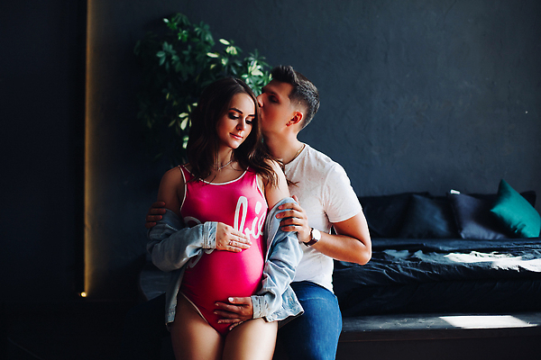 포토 JPG 해외이미지 백인 커플 여자 남자 행복 결혼 2 가족 관계 엄마 남편 주택 갈색머리 함께함 실내 사랑 미소 앉기 성인 두명 세로 부모 뷰티 임산부 임신 아기 잡기 아내 아빠 예측 긍정 돌봄 복부 해외202309 해외포토 서양인 헤어스타일 감정 컨셉 모션 표정 사람 이벤트 내부 건물 신체부위 파일형식