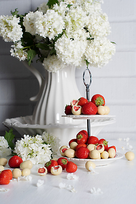 포토 JPG 해외이미지 템플릿 디자인 꽃 음식 꽃다발 백그라운드 컨셉 다이어트 과일 탁자 딸기 디저트 기념 실내 건강 선물 사랑 요리 이벤트 사람없음 장식 빨간색 초콜릿 우유 추위 흰색 신선 생일 액체 달콤 아침식사 유혹 상쾌 유기농 피라미드 비타민 코코아 숙성 이국적 채식주의자 비건 맛있는 해외202309 해외포토 식물 건축물 웰빙 기념일 감정 음료 컬러 가구 유제품 내부 식사 맛 채식 랜드마크 영양소 파일형식