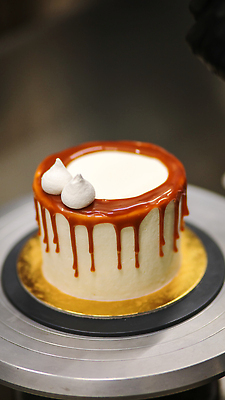 포토 JPG 해외이미지 전통 음식 장갑 유니폼 가방 손가락 실내 요리 사람없음 신체부위 장식 과자 얼음 앞치마 흰색 기구 축하 달콤 크림 만들기 각도 부드러움 토핑 레시피 버터 장인 위생관리 음식준비 절임 짠맛 휘핑크림 캐러멜 중소기업 버터크림 해외202309 해외포토 자연요소 손 잡화 옷 컬러 컨셉 회사 모션 디저트 관리 사람 내부 감각 맛 준비 휘핑 파일형식