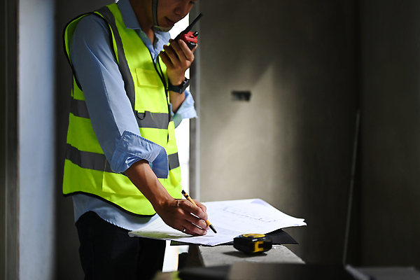 포토 JPG 해외이미지 남자 건축 줄자 한명 들기 상반신 성인 펜 건설현장 기록 건축가 무전기 안전조끼 성인남자한명만 해외202309 해외포토 직업 1 모션 무선통신 건설업 자 사람 필기구 남자한명만 성인남자만 파일형식
