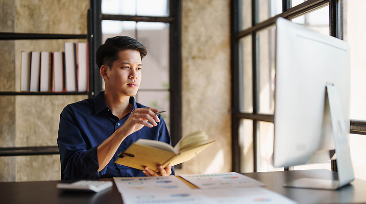 포토 JPG 해외이미지 남자 회사 스트레스 한명 들기 동양인 상반신 성인 앞모습 책 사무실 연필 모니터 업무 비즈니스맨 성인남자한명만 해외202309 해외포토 1 뷰포인트 비즈니스 모션 학용품 사람 인종 컴퓨터 필기구 작업 직장인 남자한명만 성인남자만 파일형식