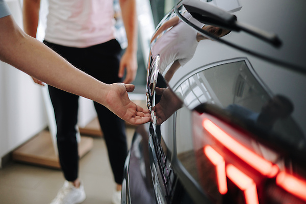 포토 JPG 해외이미지 백인 커플 응시 여자 남자 행복 산업 비즈니스 가족 교통시설 자동차 열쇠 새로움 실내 사람 정장 성인 사람없음 판매 세일 상점 운전 자신감 구매 고객 서비스 무역 딜러 보여주기 소매 주인 판매원 보험 대여 자동 해외202309 해외포토 서양인 직업 시선 옷 감정 육상교통 교통 컨셉 관계 모션 내부 쇼핑 시설 파일형식