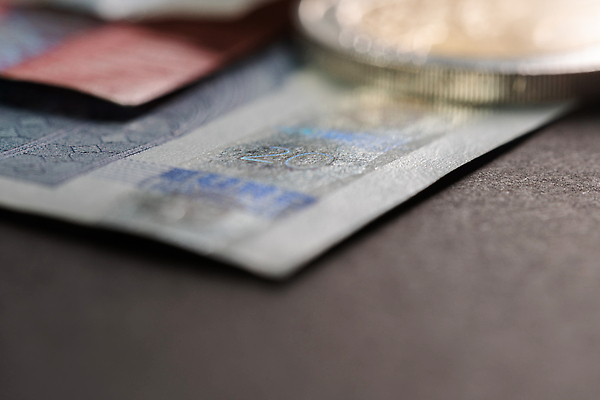 포토 JPG 해외이미지 유럽 종이 지폐 돈 안전 사람없음 빨간색 금융 경제 반사 쌓기 동전 저축 유로 10 변화 시장 재산 닫기 주식 투자 5 계산서 매각 위기 유럽연합 특징 해외202309 해외포토 나라 컬러 컨셉 비즈니스 모션 숫자 파일형식