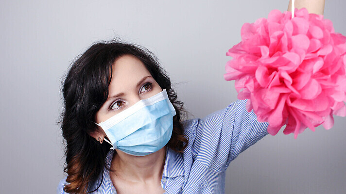 포토 JPG 해외이미지 학생 라이프스타일 여자 행복 감정 리본 분홍색 휴가 주택 기념 가면 한명 안전 이벤트 파란색 파티 유행 축제 놀람 기쁨 축하 생일 보호 종업원 메달 사인 보여주기 소셜 스타일 힙스터 코로나바이러스 해외202309 해외포토 직업 1 패션 기념일 컬러 컨셉 모션 표정 사람 건물 생활 바이러스 상_상패 파일형식