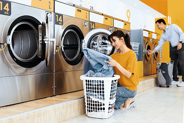 포토 JPG 해외이미지 전신 여자 남자 성인 두명 노란색 잡기 세탁기 빨래바구니 빨래방 세탁실 성인만 주저앉기 해외202309 해외포토 컬러 모션 사람 앉기 바구니 가전제품 빨래 파일형식