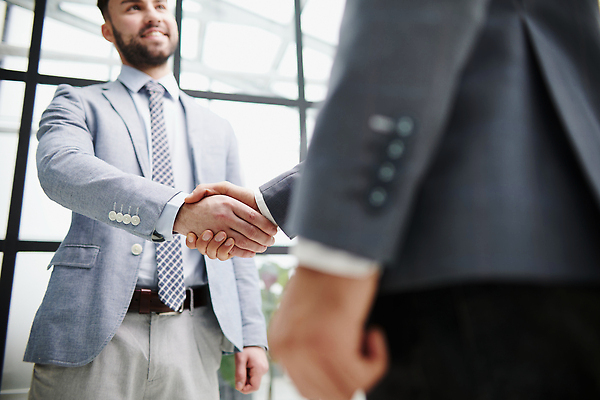 포토 JPG 해외이미지 백인 직업 남자 2 회사 비즈니스 사업가 성공 협력 불꽃 악수 실내 한명 서기 사람 정장 성인 야외 사무실 거래 인사 업무 비즈니스맨 자신감 토론 계약 경영자 승진 변호사 떨림 경영 진짜 콜라보레이션 해외202309 해외포토 서양인 1 옷 감정 컨셉 모션 불 손짓 내부 예절 작업 직장인 리더 파일형식