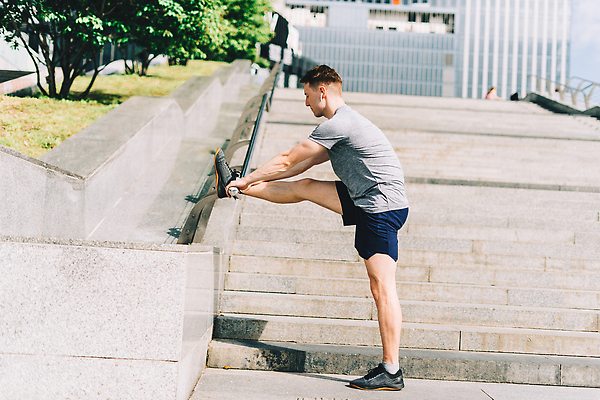 포토 JPG 해외이미지 백인 라이프스타일 웰빙 남자 스포츠 이어폰 신체 근육 휴식 건강 피곤 한명 사람 야외 건물 운동복 조깅 운동 햇빛 고층빌딩 스트레칭 힘 활발 도시 작업 유연 연습 근육질 시티라이프 에어로빅 단절 달리기선수 치유 카피스페이스 해외202309 해외포토 서양인 1 건축물 옷 음향기기 컨셉 빌딩 생활 태양 공백 춤 몸매 육상선수 파일형식