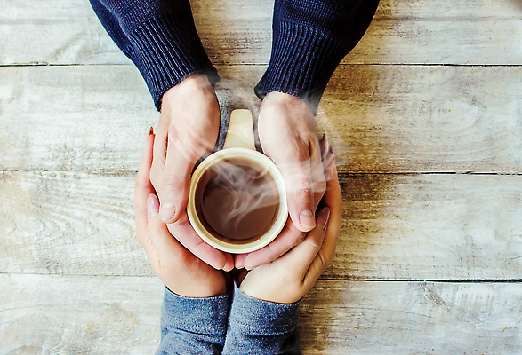 포토 JPG 해외이미지 손 커플 커피 백그라운드 잔 함께함 사랑 신체부위 잡기 수증기 나무배경 해외202309 해외포토 식기 감정 음료 컨셉 관계 모션 사람 파일형식
