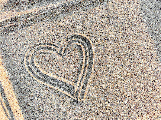 포토 JPG 해외이미지 모양 배너 감정 모래 섬 백그라운드 컨셉 휴가 휴식 발렌타인데이 사랑 사람없음 여름 뷰티 낭만 심볼 엽서 열정 손그림 낭만주의 심장병 카피스페이스 해외202309 해외포토 계절 데이이벤트 공백 질병 편지 파일형식